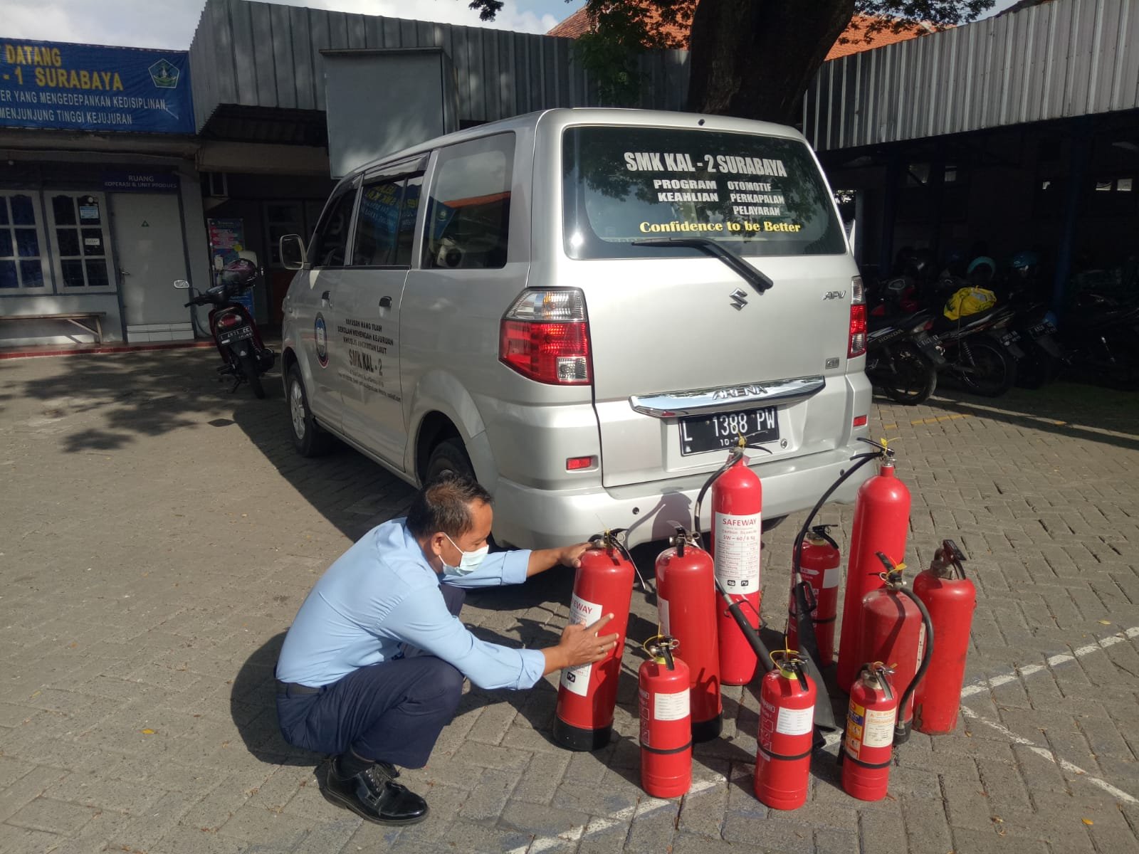 Mengabdi dengan Inovasi Teaching Factory (TeFa) SMK KAL-2 Surabaya Hadirkan Layanan Jasa Pengisian APAR Standar Industri